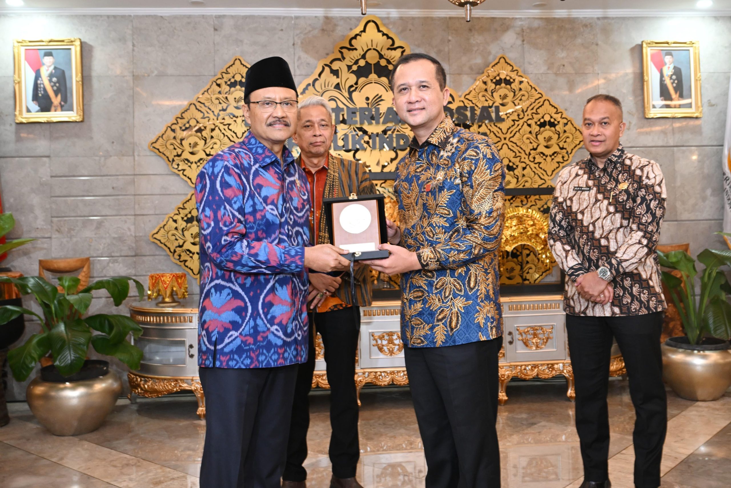 Menteri Transmigrasi, M. Iftitah Sulaiman Suryanagara saat pertemuan bersama Menteri Sosial di Kantor Kemensos, Kamis (7/8).